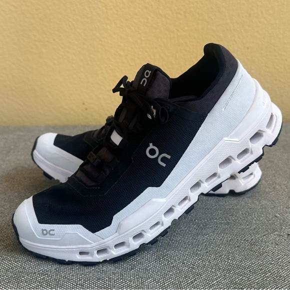 On Running “Cloudultra” Running Shoes in Black/White Women’s Size 9 - Picture 4 of 14